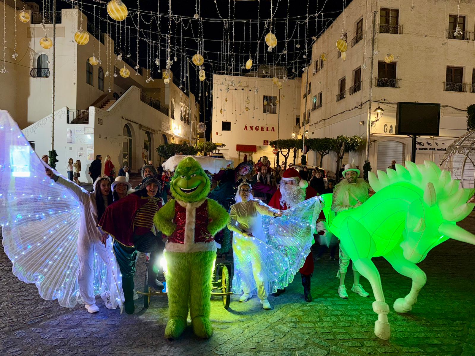 Mojácar Pueblo vivió ayer una tarde cargada de ilusión y espíritu navideño con la visita de Papá Noel, que recorrió las calles del casco histórico tras haber pasado la noche anterior dejando regalos en los hogares de los más pequeños.